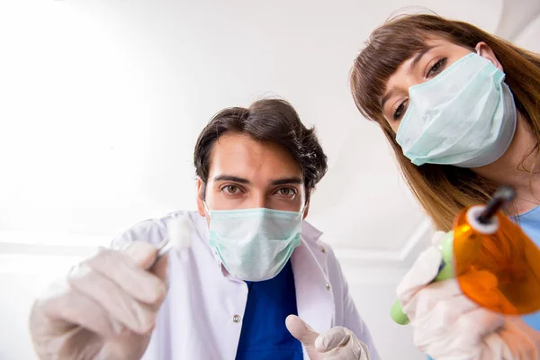 Begreppet behandling av tänder hos tandläkare — Stockfoto