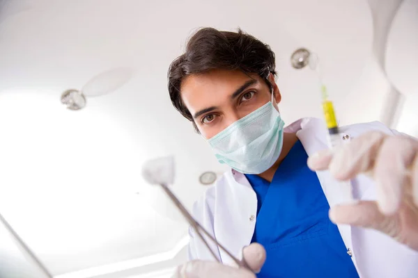 Concepto de tratar los dientes en dentistas — Foto de Stock