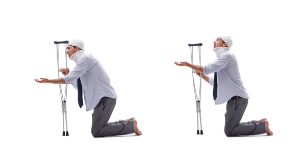 Hombre de negocios lesionado aislado en blanco — Foto de Stock