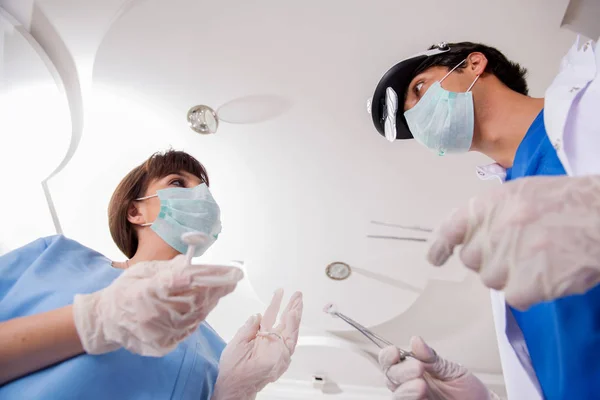 Diş hekimlerinde diş tedavisi kavramı — Stok fotoğraf