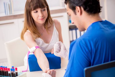 Kan testi örnekleme işlemi sırasında genç bir hasta.  