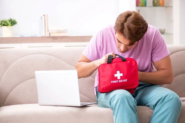 Homem doente em casa com kit de primeiros socorros — Fotografia de Stock