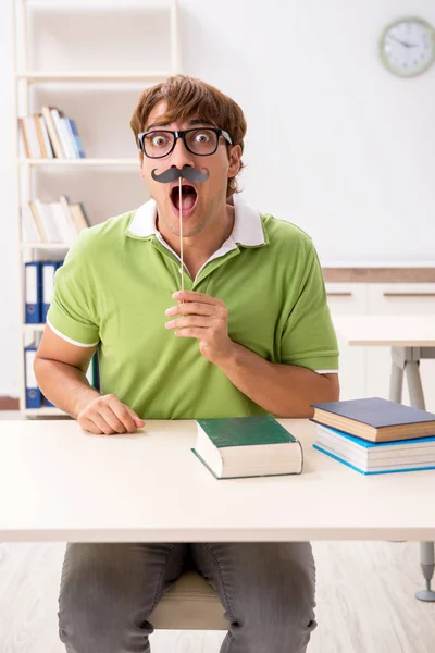 Μαθητής με ψεύτικο μουστάκι διαβάζει βιβλίο — Φωτογραφία Αρχείου