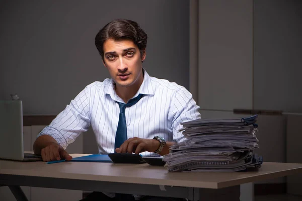 Junger Finanzmanager arbeitet spät abends im Büro — Stockfoto