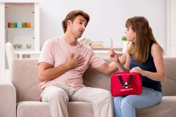 Jonge familie krijgt behandeling met EHBO-kit — Stockfoto