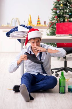 Genç yakışıklı işçi işyerinde Noel kutlamaları 