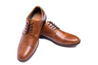 Kahverengi ayakkabılar beyaz arkaplanda izole edilmiş