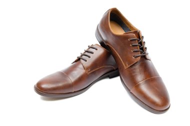 Kahverengi ayakkabılar beyaz arkaplanda izole edilmiş