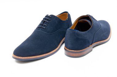 Beyaz arka plan üzerinde izole mavi süet ayakkabı