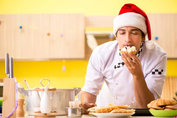 Молодой муж шеф-повара работает на кухне в канун Рождества — стоковое фото
