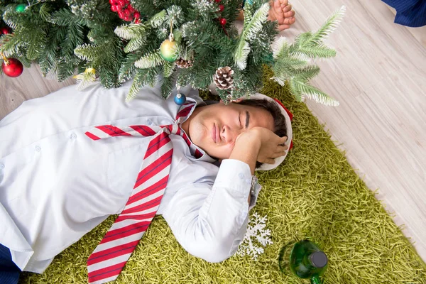 Молодий красивий працівник святкує Різдво на робочому місці — стокове фото