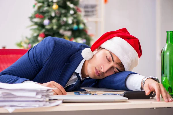 Giovane bel dipendente che celebra il Natale sul posto di lavoro — Foto Stock
