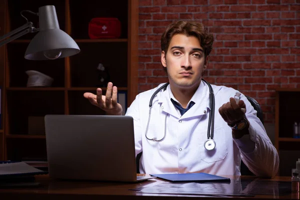 Ung stilig läkare arbetar nattetid på sjukhuset — Stockfoto
