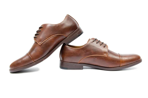 Bruine schoenen geïsoleerd op witte achtergrond — Stockfoto
