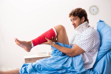 Yaralı adam hastanede tedavi bekliyor.