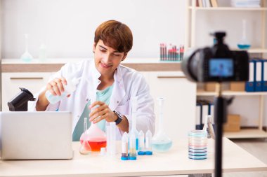 Kimyager blogu için video kaydediyor