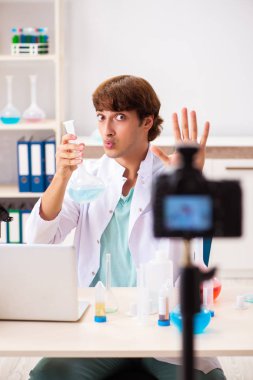 Kimyager blogu için video kaydediyor