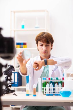 Kimyager blogu için video kaydediyor