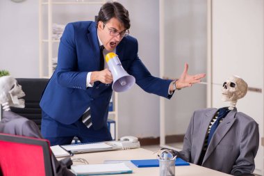 Patron ve iskeletlerle tuhaf bir iş görüşmesi.