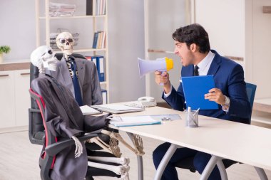 Patron ve iskeletlerle tuhaf bir iş görüşmesi.