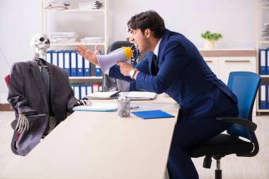 Patron ve iskeletlerle tuhaf bir iş görüşmesi.