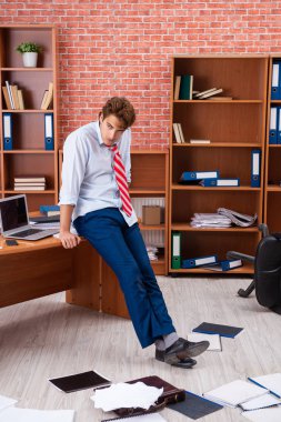 Ofiste oturan mutsuz iş adamı. 