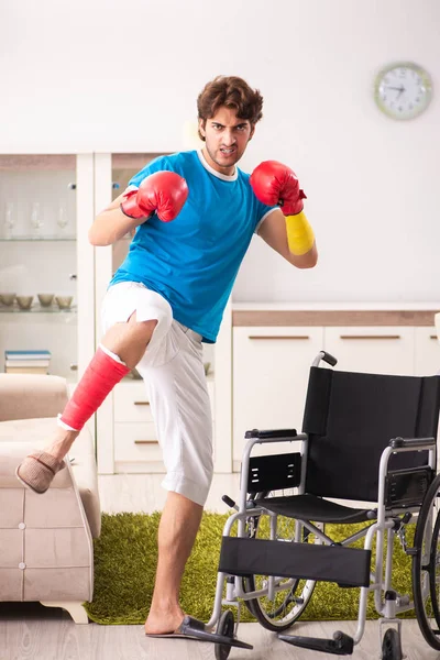 Injured man recovering from his injury — Stock Photo, Image