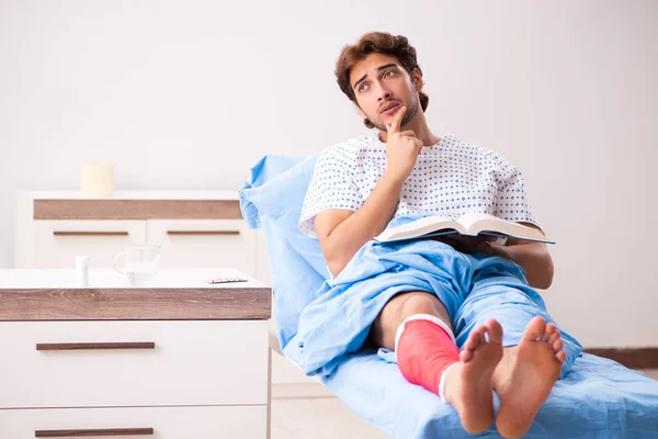 Uomo ferito in attesa di cure in ospedale — Foto Stock