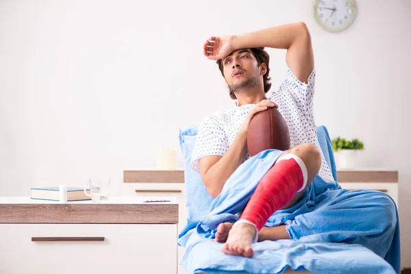 Homem ferido esperando tratamento no hospital — Fotografia de Stock