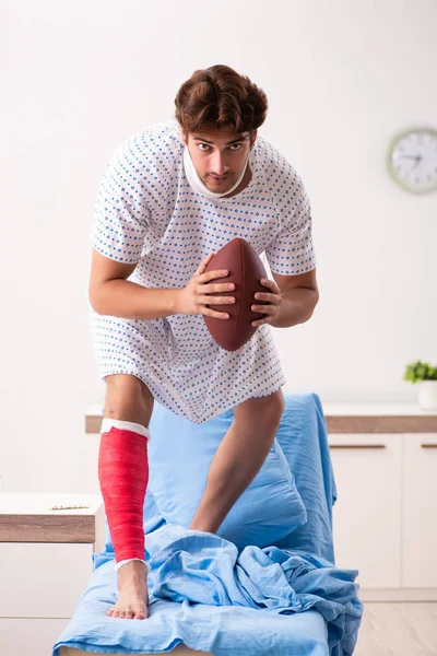 Injured man waiting treatment in the hospital — Stock Photo, Image