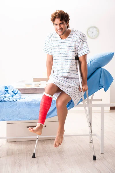 Homem ferido esperando tratamento no hospital — Fotografia de Stock