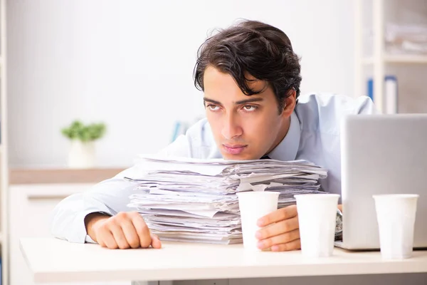 Junge Angestellte süchtig nach Kaffee — Stockfoto