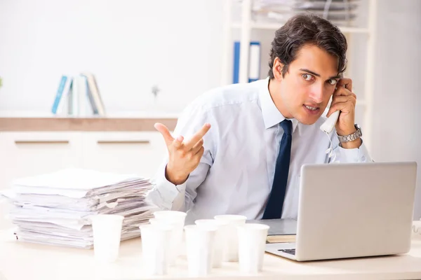 Joven empleado adicto al café — Foto de Stock