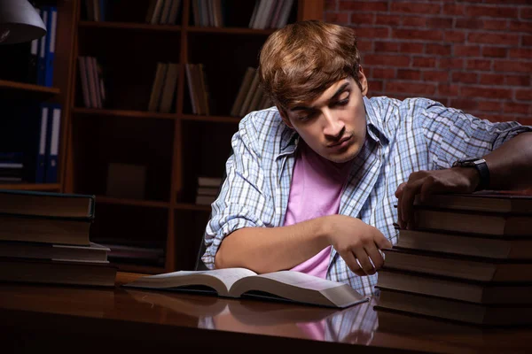 Joven estudiante guapo preparándose para los exámenes por la noche — Foto de Stock