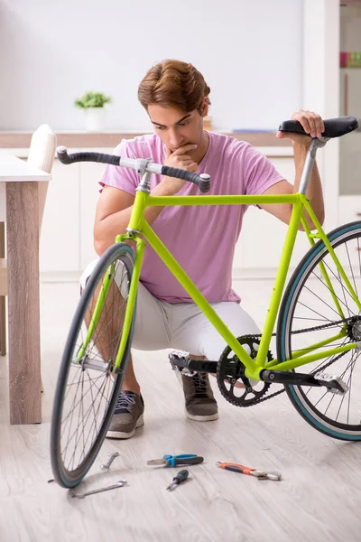 壊れた自転車を修理する男 — ストック写真