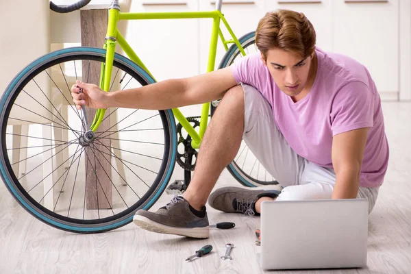 壊れた自転車を修理する男 — ストック写真