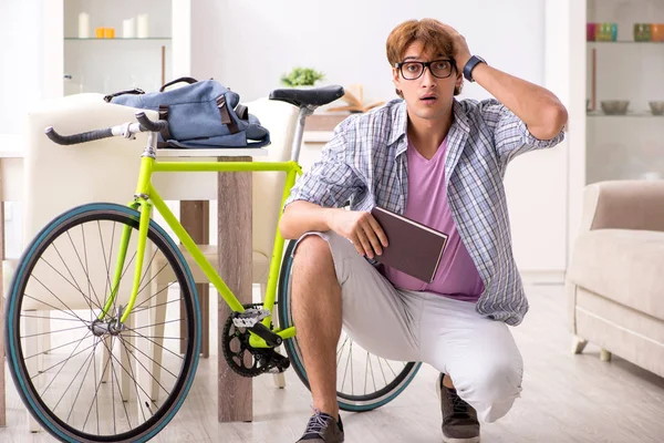 Étudiant se rendant à l'université en utilisant le cycle — Photo