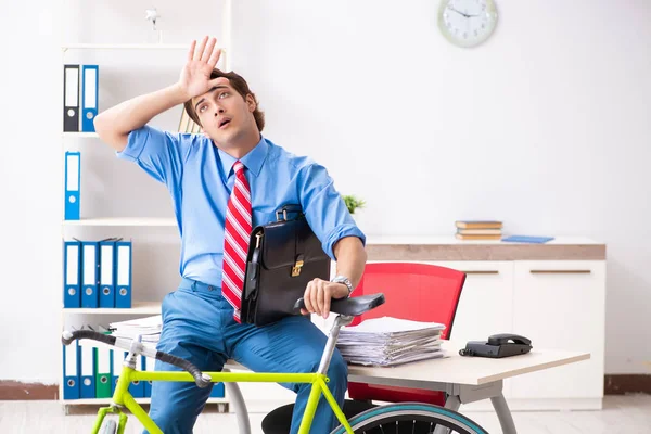 Молодий бізнесмен, використовуючи велосипед, щоб повернутися в офіс — стокове фото