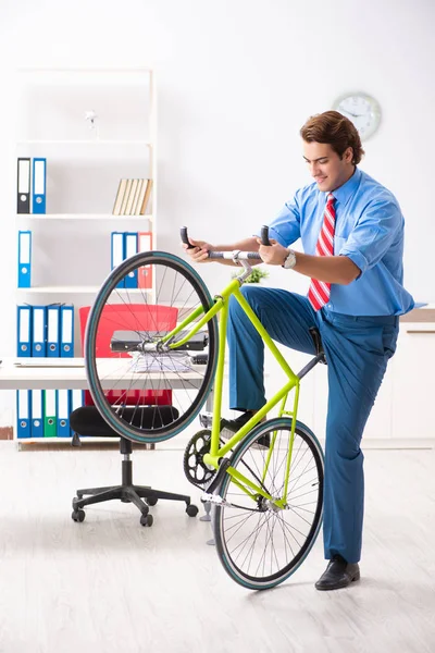 Jonge zakenman die de fiets gebruikt om naar kantoor te pendelen — Stockfoto