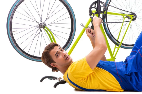 Man reparera sin cykel isolerad på vit bakgrund — Stockfoto