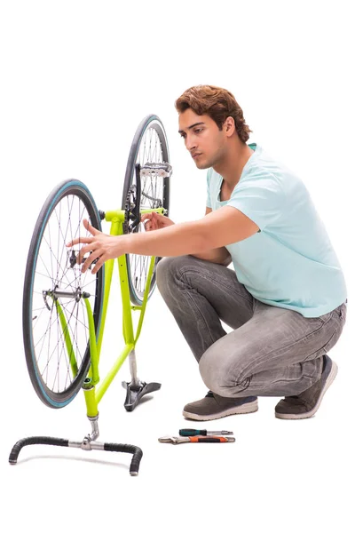 Homem Reparando Sua Bicicleta Isolada Fundo Branco — Fotografia de Stock