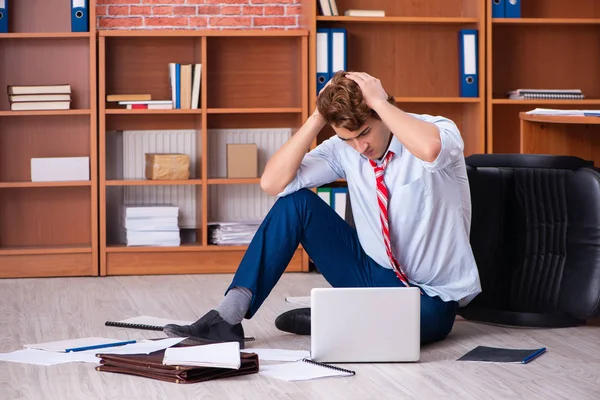 Hombre de negocios infeliz sentado en la oficina — Foto de Stock