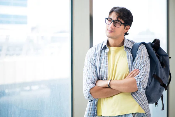 Junge hübsche Studentin steht am Fenster — Stockfoto