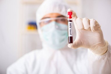 Genç yakışıklı laboratuvar asistanı hastanede kan örnekleri test ediyor. 