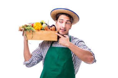 Beyaz arka planda taze ürünleri olan genç çiftçi.