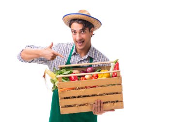 Beyaz arka planda taze ürünleri olan genç çiftçi.