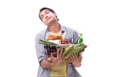 Bakkal alışverişi yapan genç bir adam.