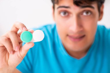 Evde kontak lensleri deneyen adam