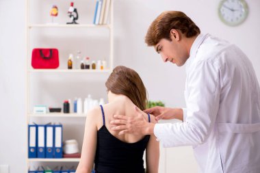 Kadın hasta, genç yakışıklı doktor masörünü ziyaret ediyor. 