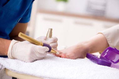 İşlem sırasında ayak tedavi uzmanı